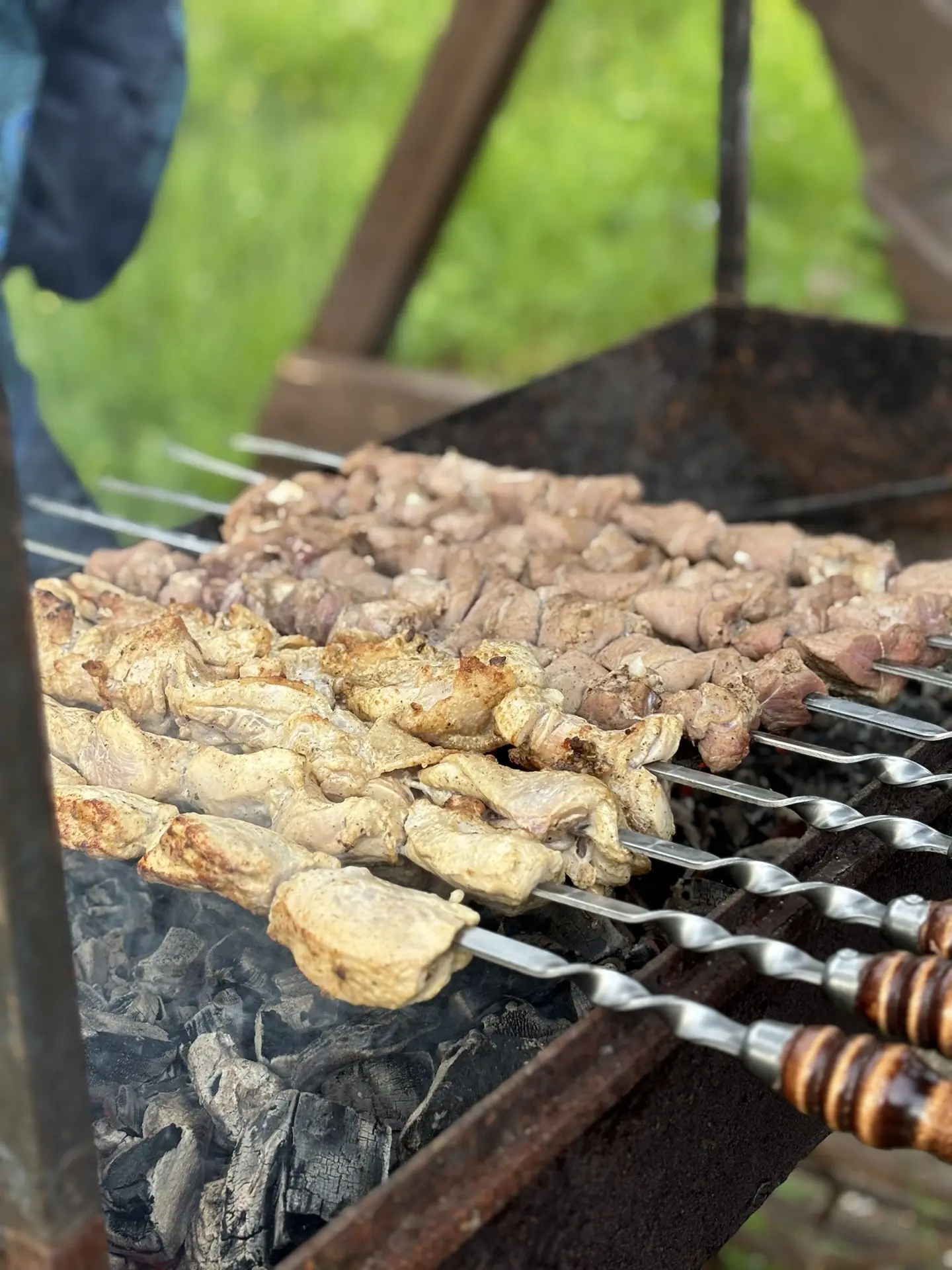 Шашлык из фермерского мяса на мангале